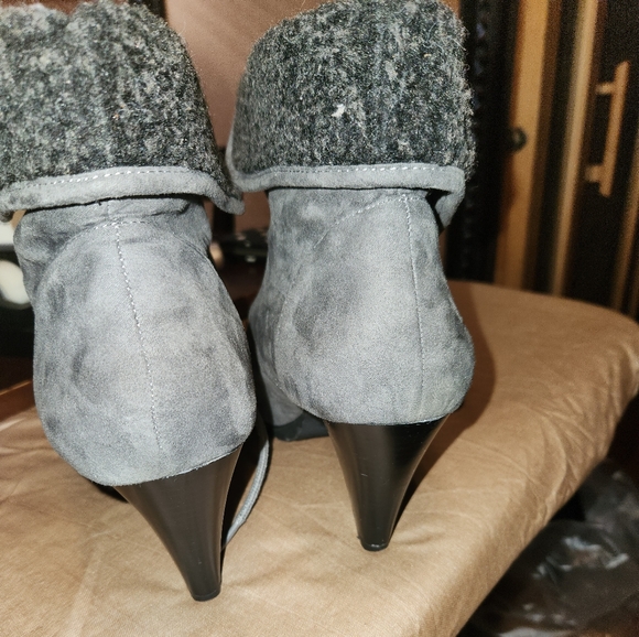 White Mountain Grey Suede Booties with Fleece Size 12 - Picture 2 of 5